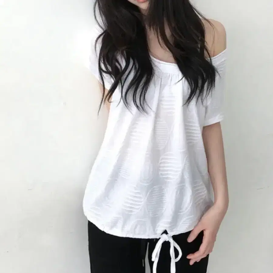 selectSoe dotted off tee 오프숄더 셔링 티셔츠 화이트