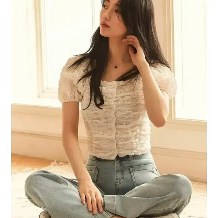 게스Guess 셔링화이트블라우스 수지블라우스