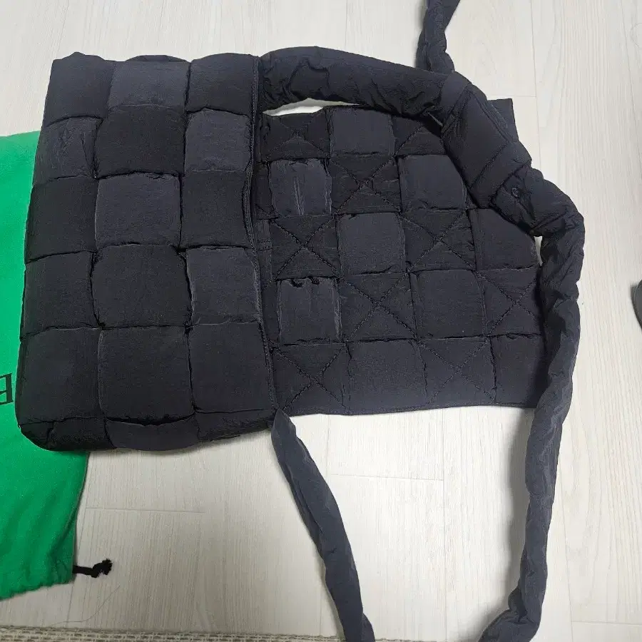 보테가베네타 패디드 카세트백 라지