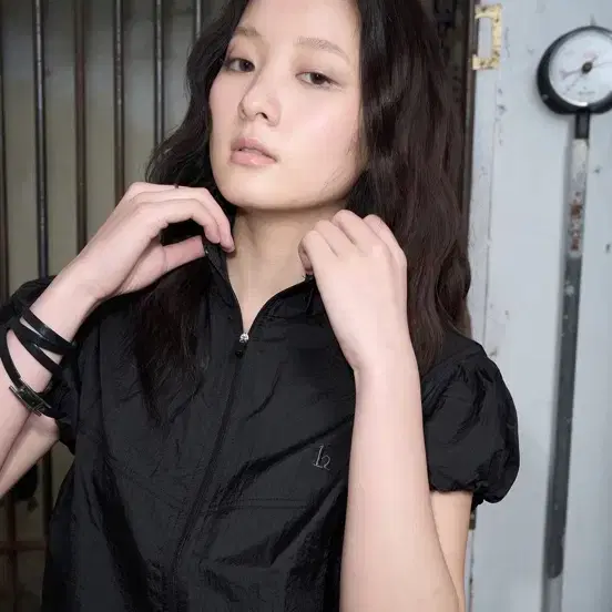 헬레네파리스 나일론 셔링 하프 집업