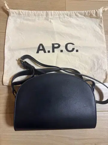 [ A.P.C. ] APC 하프문 숄더백 네이비