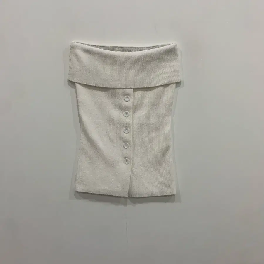 오프숄더 단추 니트 탑 (화이트)