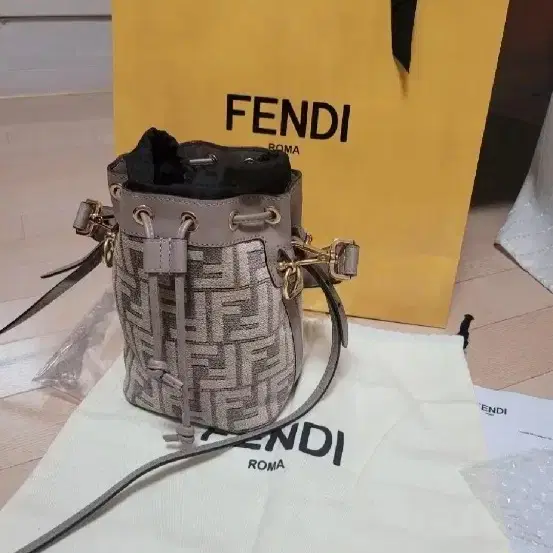 펜디 몬트리조 버킷백 베이지