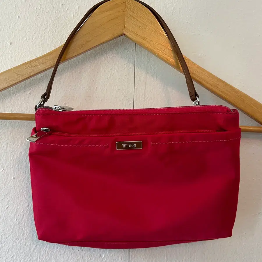 투미 TUMI 핫핑크 리스트릿파우치백 미니토트백 클러치백