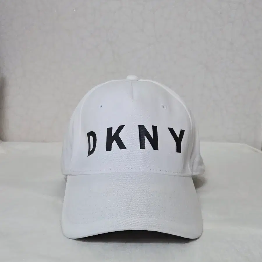 DKNY 볼캡 모자