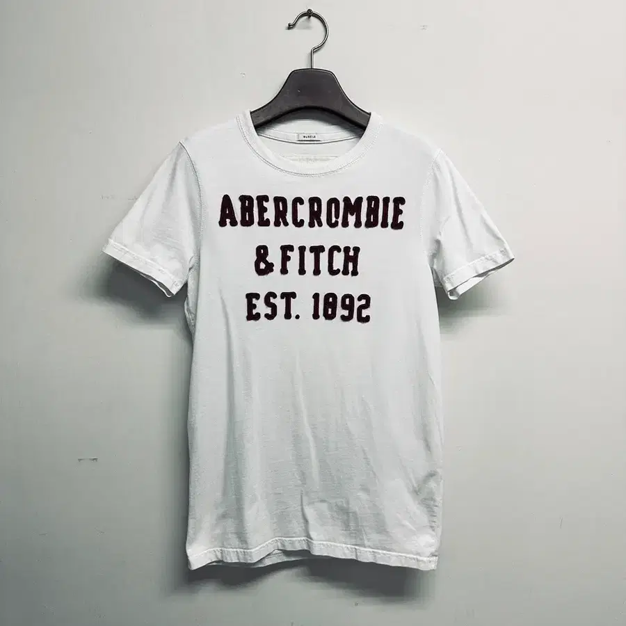 아베크롬비(Abercrombie & Fitch) 화이트 / 버건디 펠트 로고 반팔 티셔츠 (표기 S / 실측 남성 90~95)