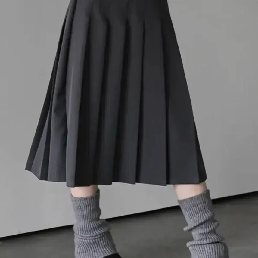 블랙 바이너리원 네라드 플리츠 미디 주름 스커트 도쿄 미 블랙 모리 에이블리