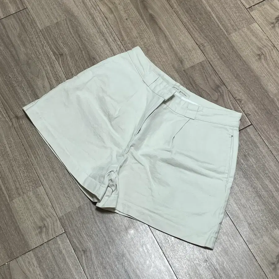 크림화이트 반바지