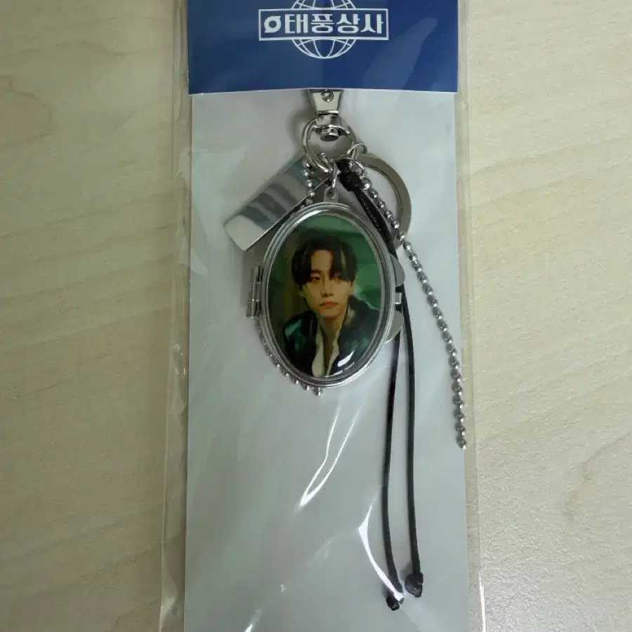 이준호 태풍상사 팝업 거울키링