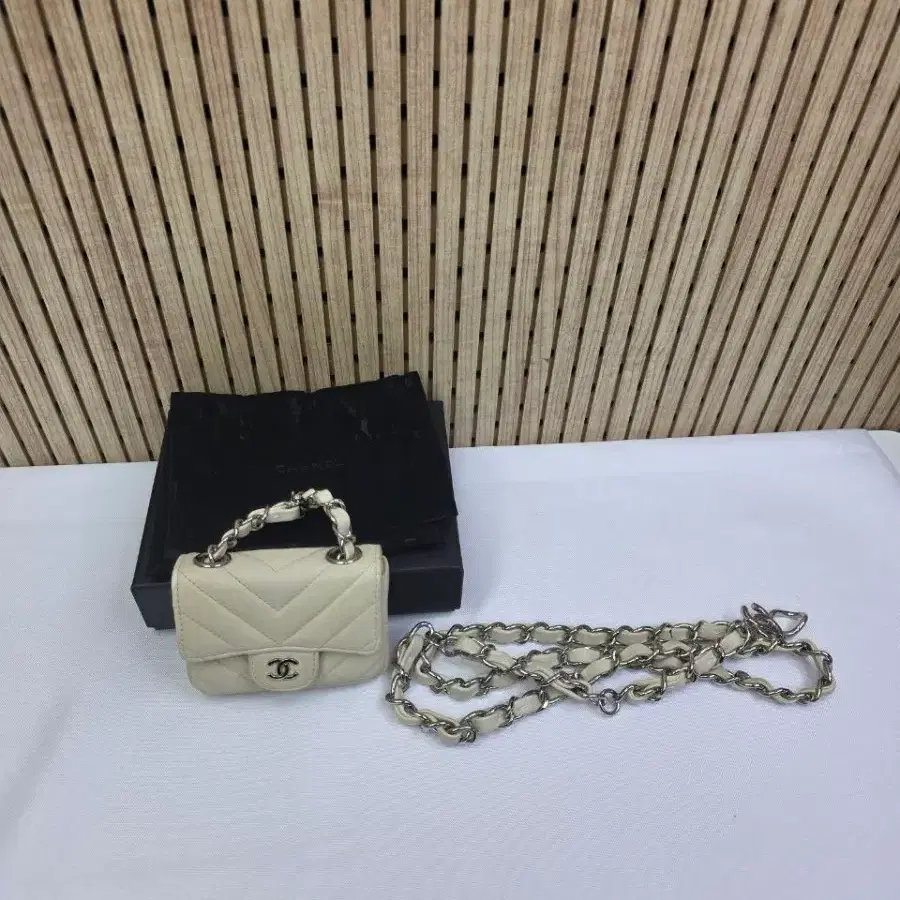 샤넬 송아지 가죽 클래시 미니 숄더백 베이지 31번대 "AP2423"