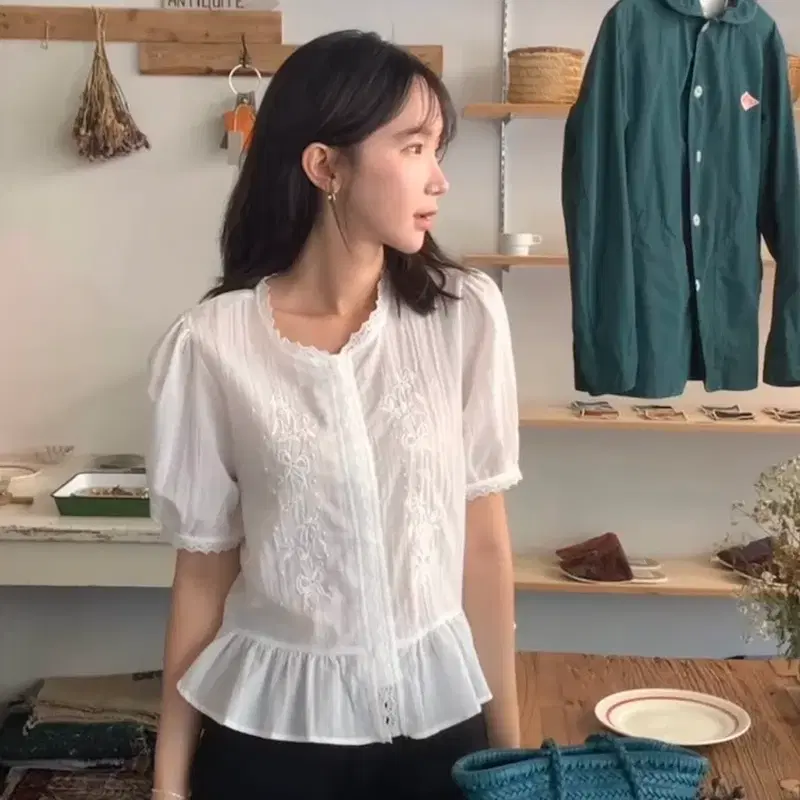 (택달린새상품) 쏭라벨 펀칭 리본 자수 여름 블라우스 free size