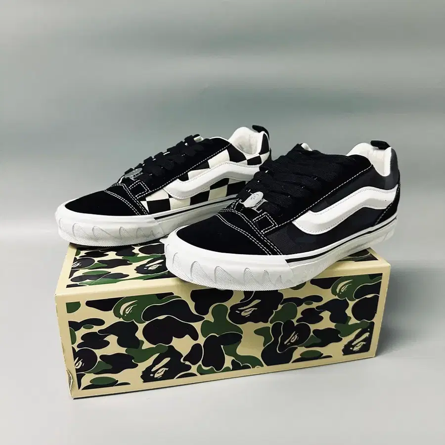 반스 x 베이프 누 스쿨 블랙 화이트 (Vans x BAPE Knu Skool) 280 새 제품