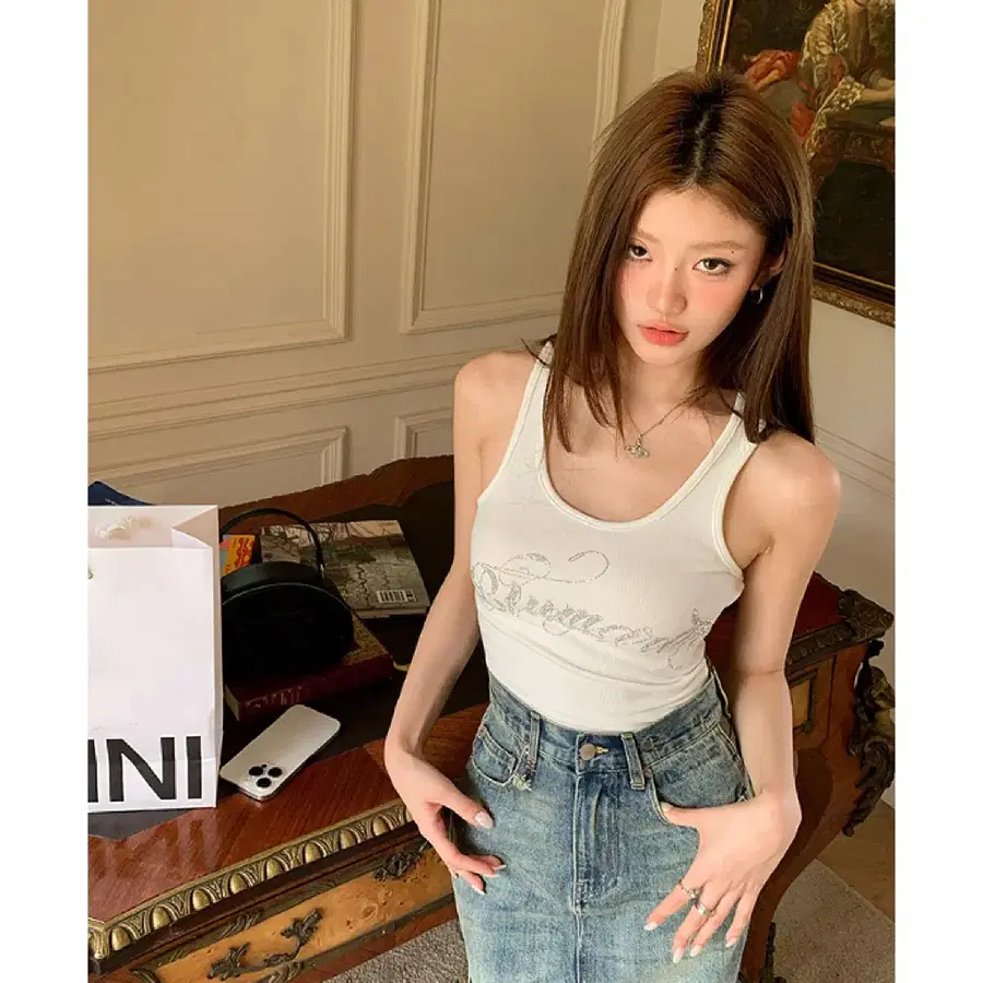 [새상품/7,000원]Y2K 핫픽스 큐빅 스톤 빈티지 레터링 슬림 골지 나시(화이트)