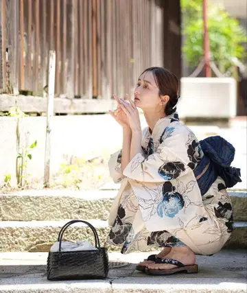 utatane 신상 오리지널 유카타 오비 일본 나막신 세트 베이지에 시원한 바람 희미한 남색 작약