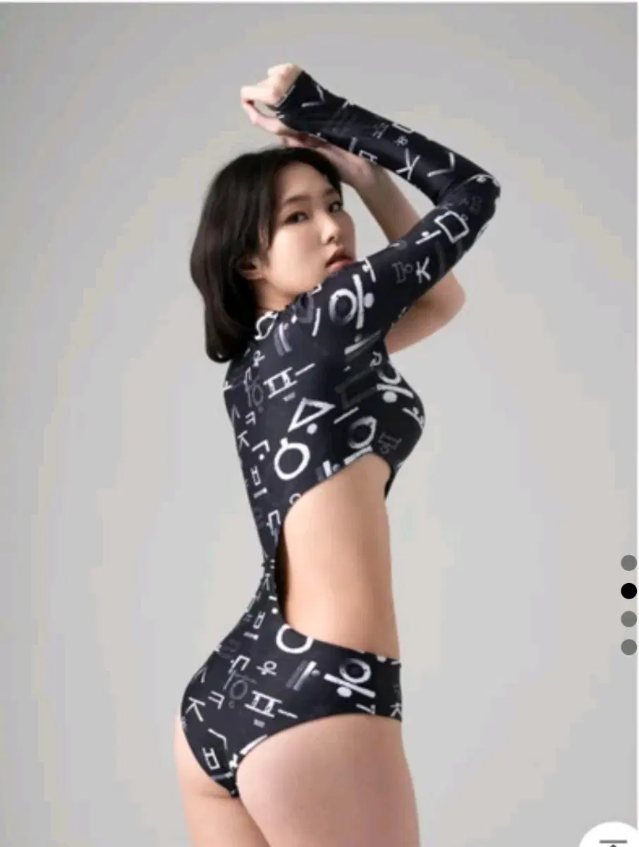 언발 한글 블랙 패턴 롱슬리브 바디 수영복 모노키니