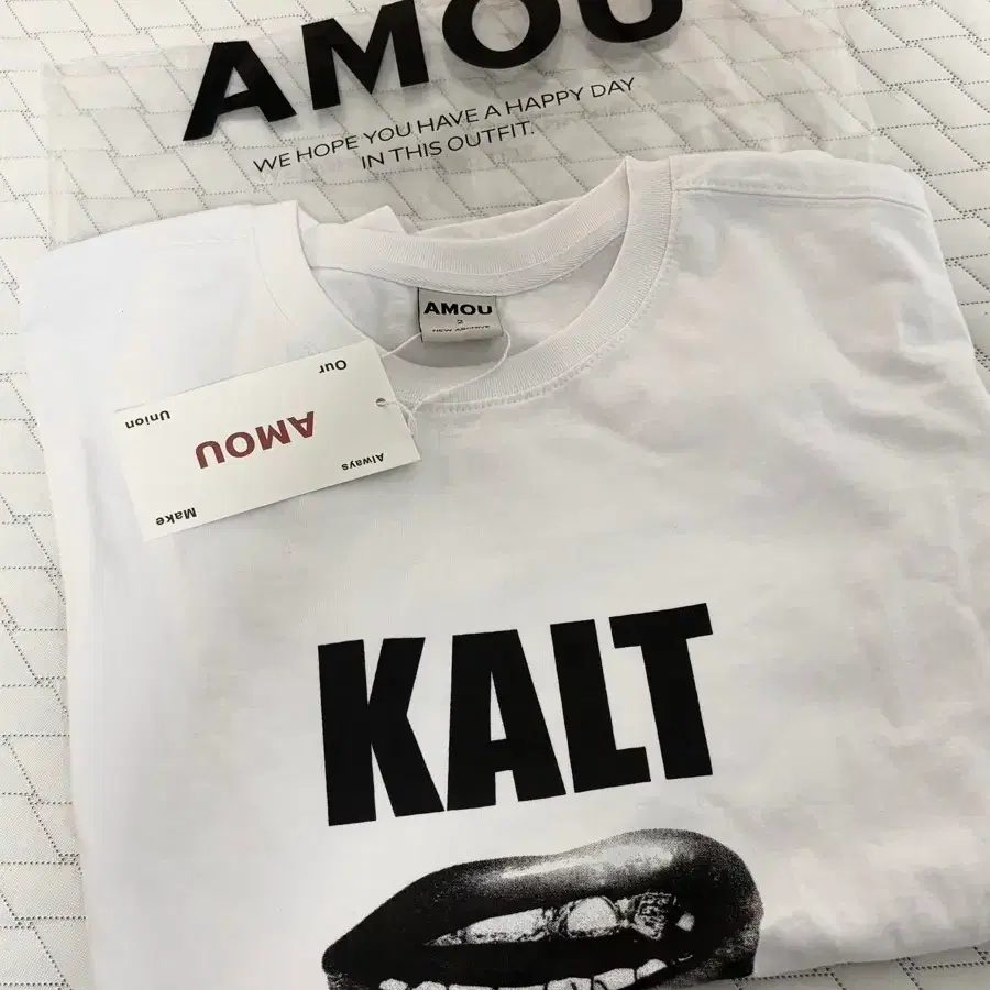 새상품 무신사 크림 아모우 AMOU 칼트 립스 하프 티셔츠 반팔티 KALT 화이트