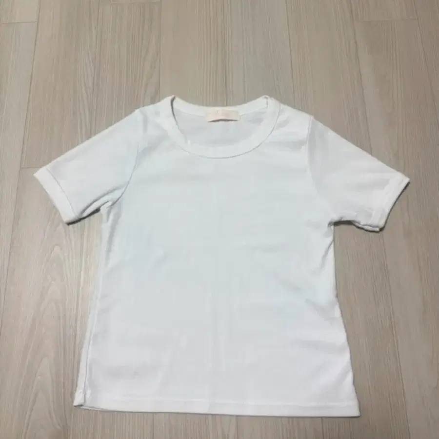 흰색 슬림핏 반팔티