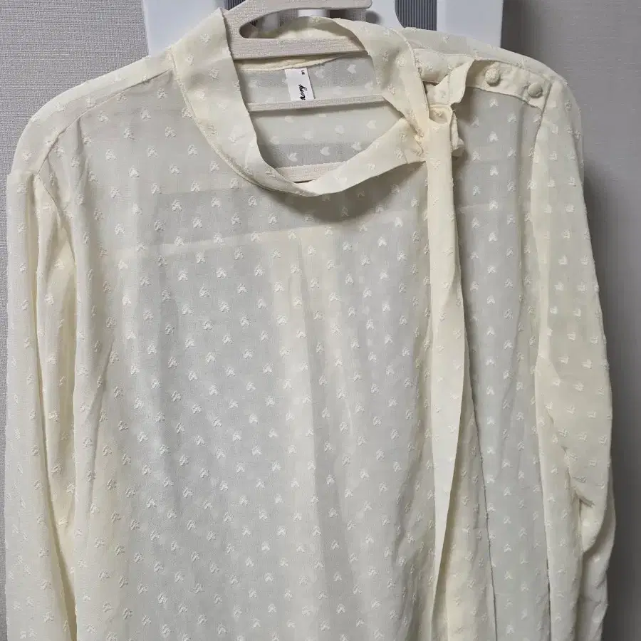 아이보리 도트 쉬폰 블라우스