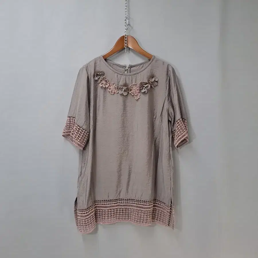 브랜드 펀칭 라인 가슴 코사지입체 블라우스