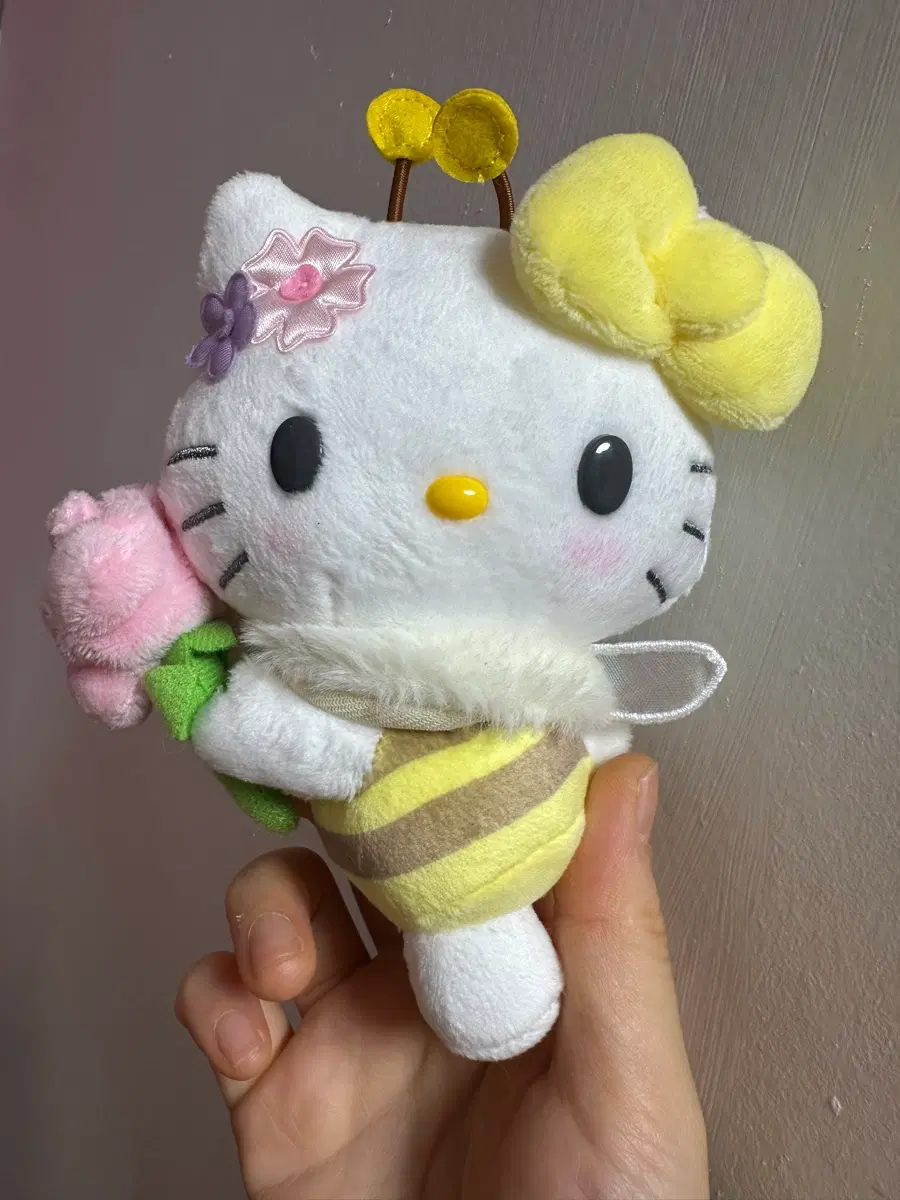 산리오 꽃을 사랑하는 꿀벌 헬로키티 마스코트 인형