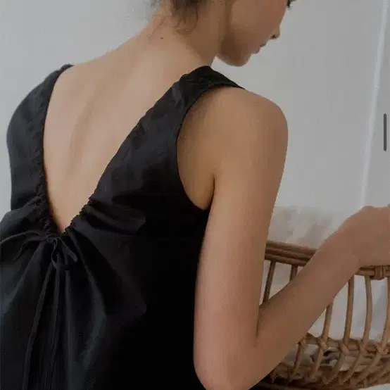 유라고 백스트링 미니 원피스 블랙