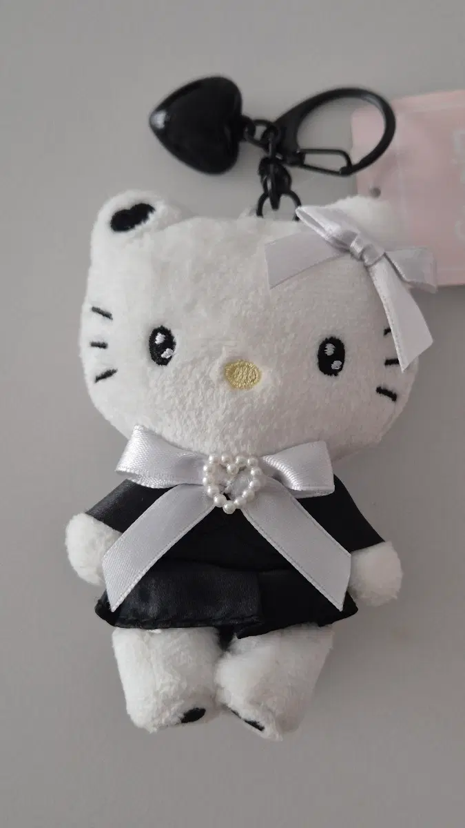새상품 산리오 키티 블랙드레스 인형 하트 키링