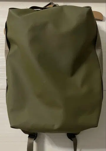밀레스트 스퀘어형 백팩 올리브