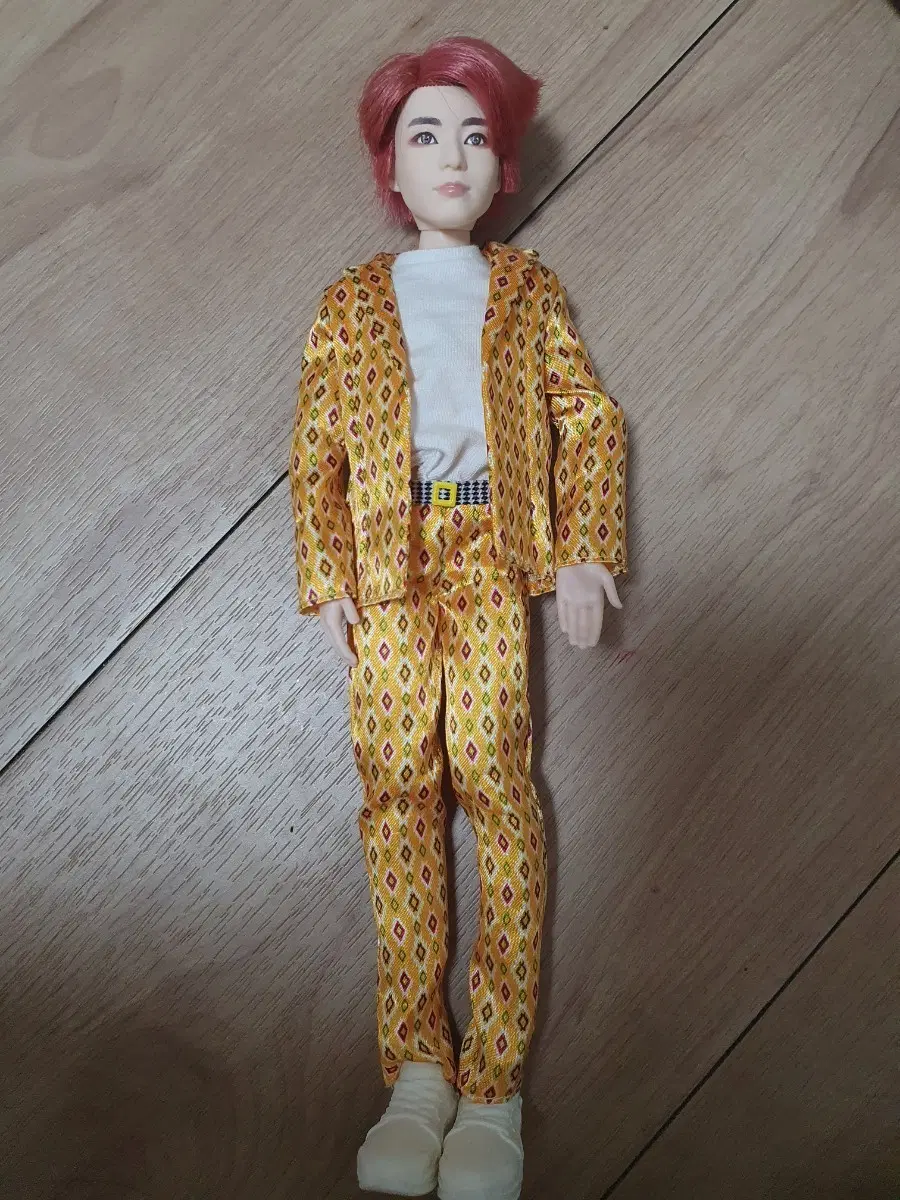 방탄소년단 정국 인형 금색 수트