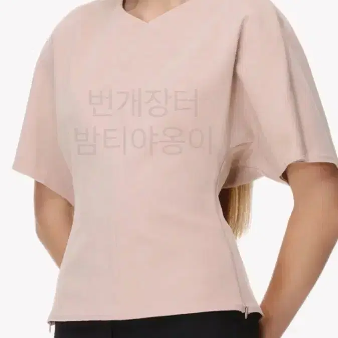 한섬 마인 MINE 핀턱 볼륨 블라우스 스판 가오리 반팔 하객룩 오피스룩 베이지