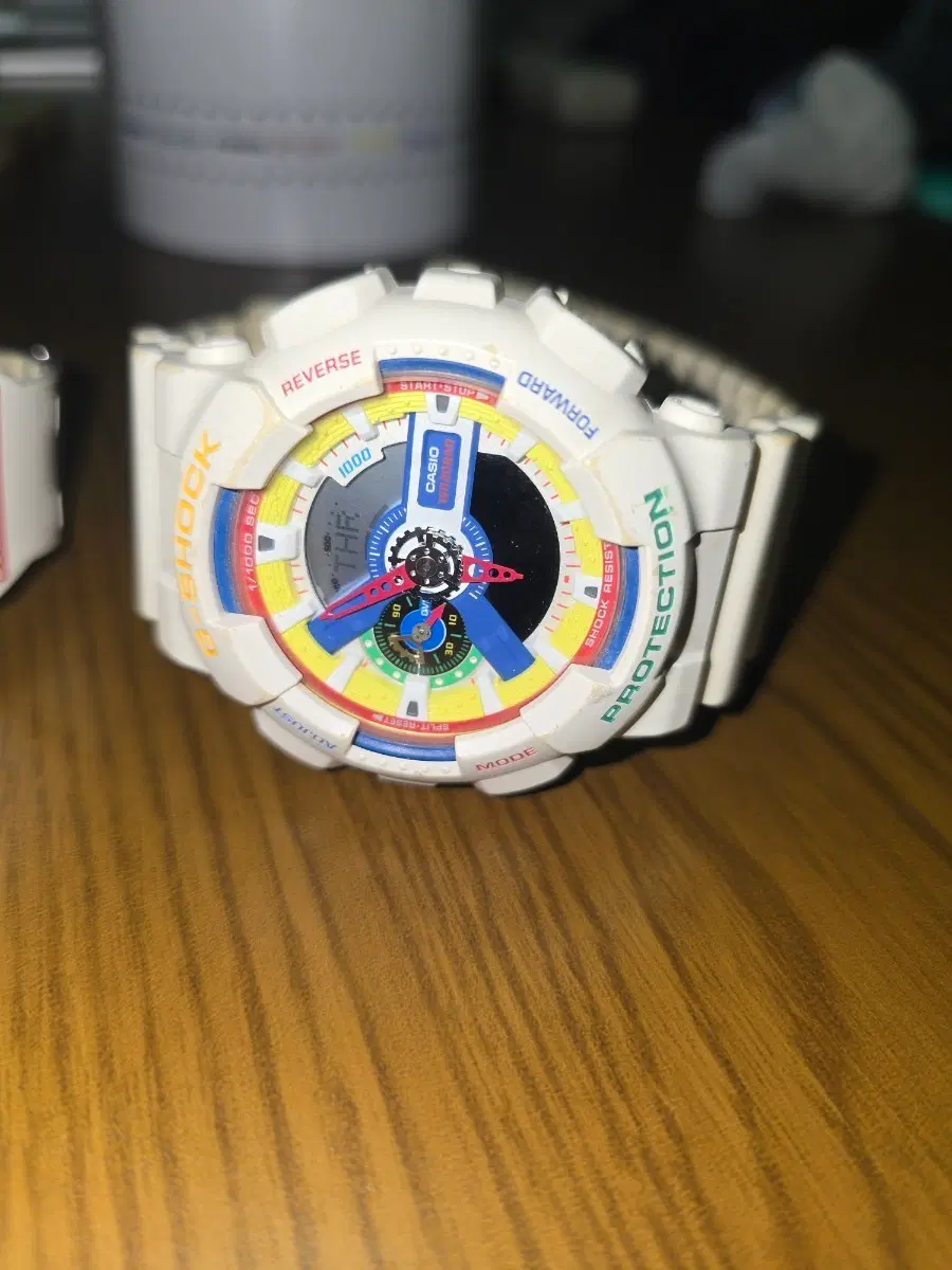 카시오 G-SHOCK 정품 화이트/멀티컬러 시계 판매