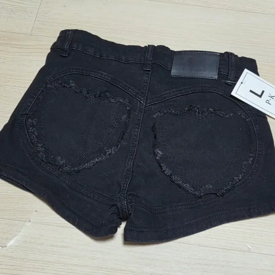 새상품 블랙 하트 핫팬츠