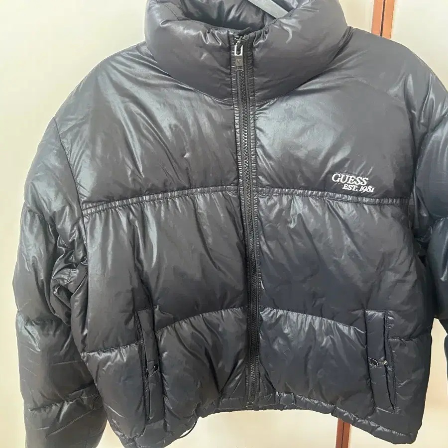 GUESS 푸퍼 숏패딩 블랙