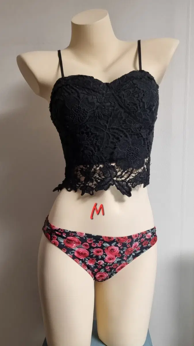 비키니 레이스 뷔스티에 블랙 + 플라워 패턴 팬티 m