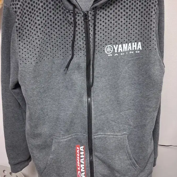 야마하(YAMAHA) 레이싱 로고 남성용 후드 집업 및 트랙 팬츠 트레이닝 세트 그레이앤블랙(2XL) 모터사이클 마니아들을 겨냥한 스포티한 감성의 캐주얼 애슬레저 룩으로, 상의의