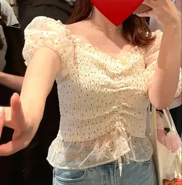 도트 무늬 시어 퍼프 슬리브 상의