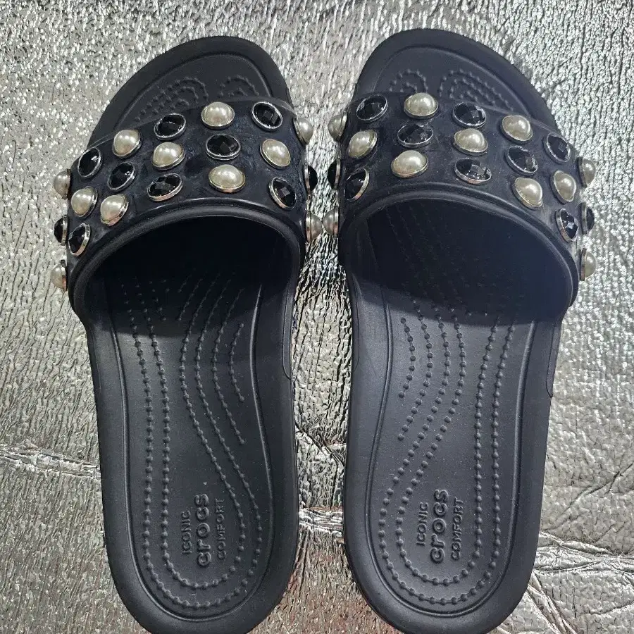 미사용 크록스 뮬 블랙 진주 장식 샌들