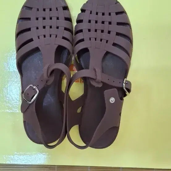 여성 젤리 샌들 브라운