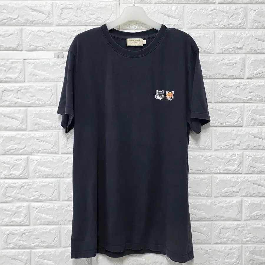 L 메종키츠네 차콜 반팔 티 E528