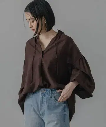 아파트바이 개더넥 오버 블라우스 브라운