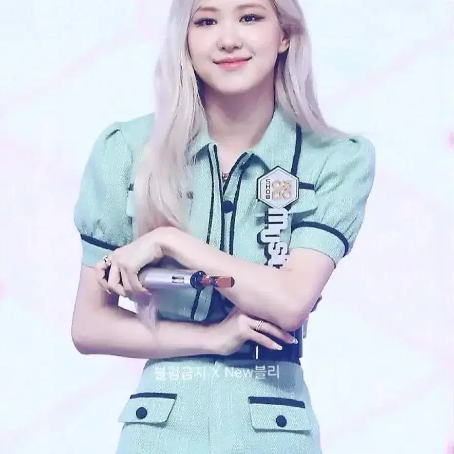 로제 착용 오아이오아이 oioi 셋업 상의 바지