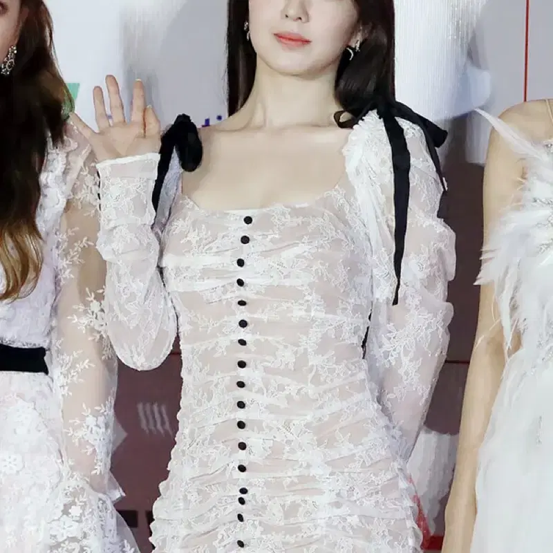 레드벨벳 아이린 착용 포러브앤레몬 비버리 레이스 원피스