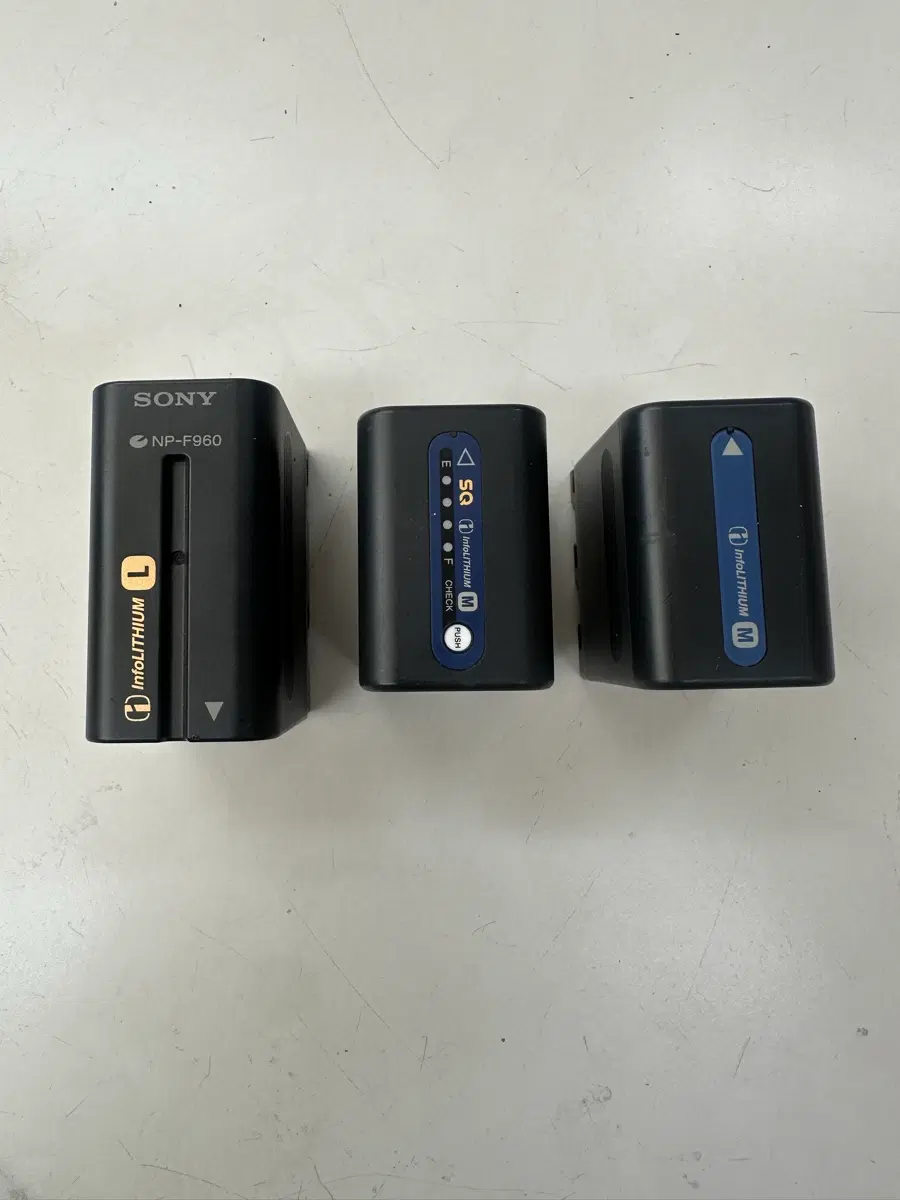 소니정품 특A급 배터리 3개 일괄 (NP-F960 / NP-QM91D / NP-FM90)판매합니다