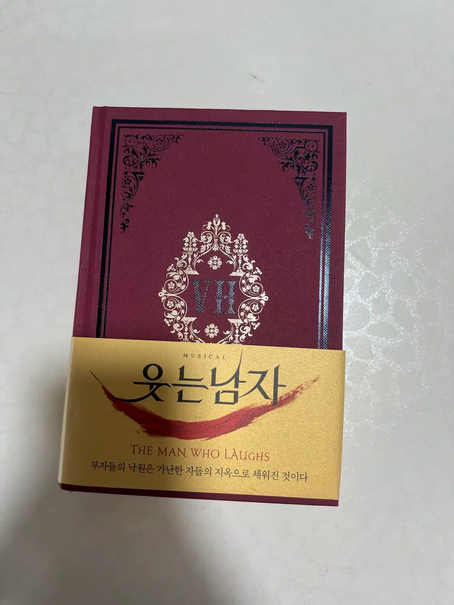 뮤지컬 웃는남자 원작소설 책