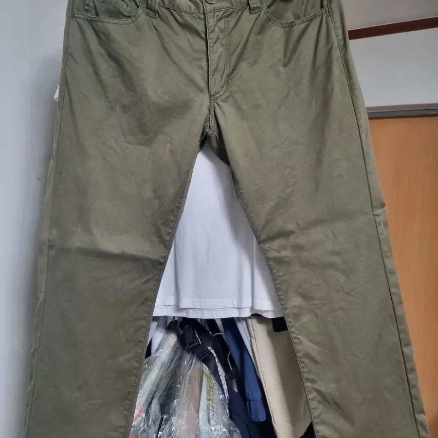 (새옷 수준)게스 jeans 면바지 카키 81 32사이즈