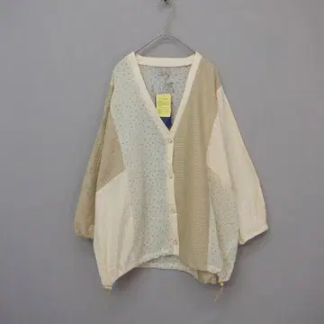 택 포함 새상품 이즈스칼라 552277: 꽃다발 프린트 이소재 절개 가디건