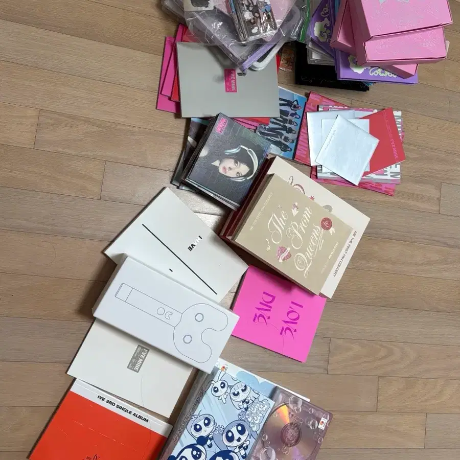 ( 급처)아이브 앨범,포카, 시그 , 팝업굿즈 , 응원봉 등등 합쳐서 판매, 포카는 200장 넘게 있습니다(포카는 다 공굿 )사진에 넣은 포카는 맛보기용