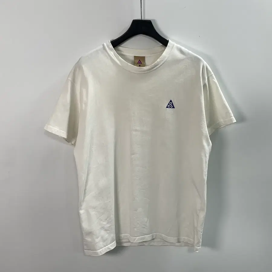 나이키 ACG 로고 화이트 반팔티 (on.1740)