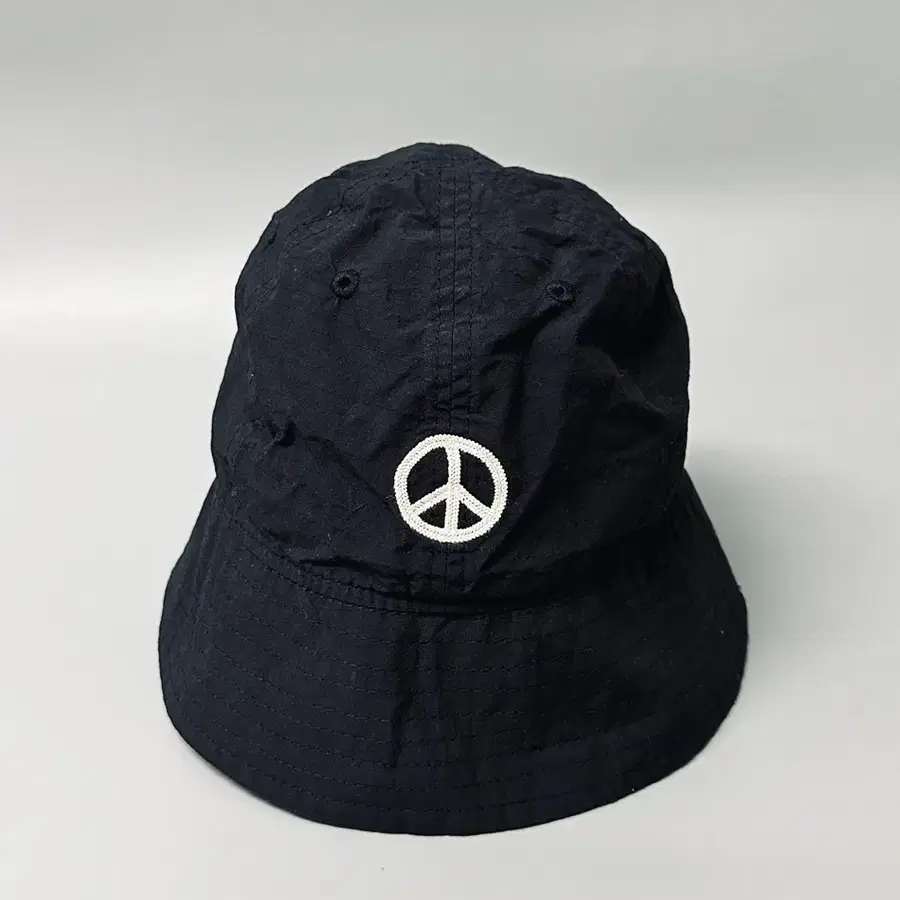 뉴에라 (New Era) 피스 마크 블랙 버킷햇 (M/L)