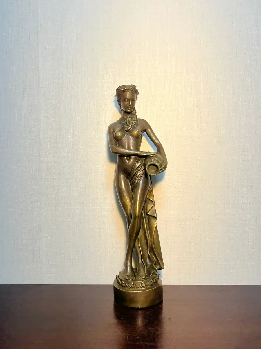 동브론즈 물동이 여인 조각상(48cm)