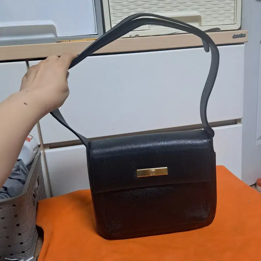 정품 빈티지 베르사체 메두사 블랙 레더 가방 숄더백